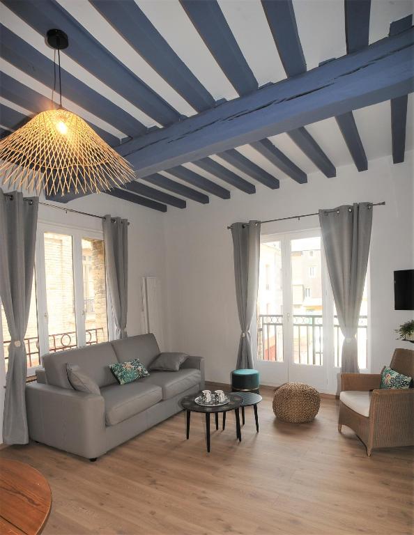un salon avec un canapé et une table dans l'établissement Au colombage bleu 2 à 4 pers, à Dieppe
