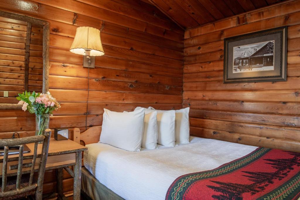 Postel nebo postele na pokoji v ubytování Antler Inn