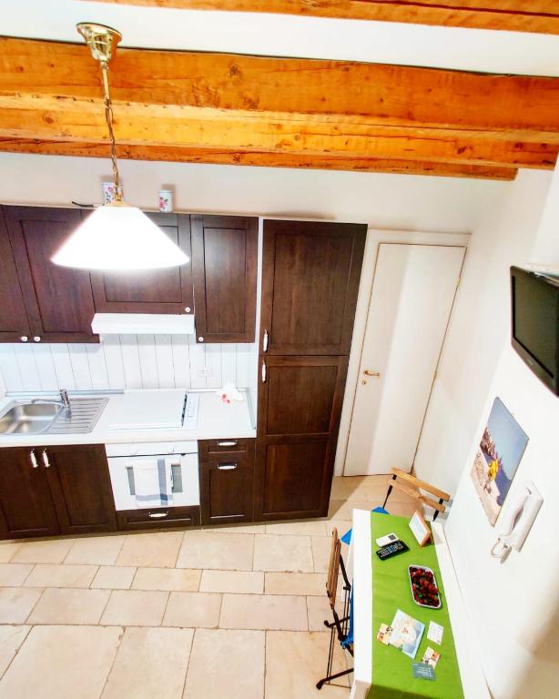 Kuchnia lub aneks kuchenny w obiekcie C'era una Volta Apartments