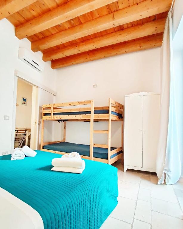 Łóżko lub łóżka w pokoju w obiekcie C'era una Volta Apartments