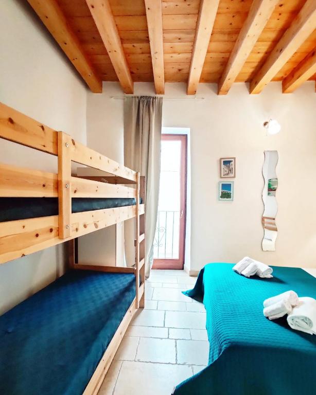 Łóżko lub łóżka w pokoju w obiekcie C'era una Volta Apartments