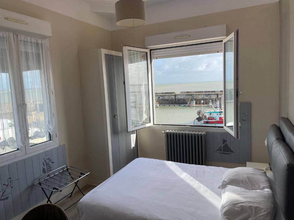 Postel nebo postele na pokoji v ubytování Logis hôtel Le Terminus