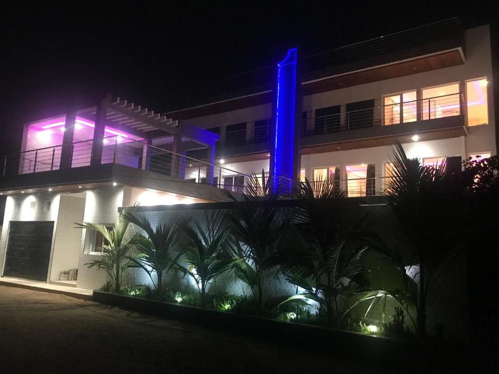 um edifício com uma luz azul sobre ele à noite em Club saft saly niakhal niakhal em Mbour