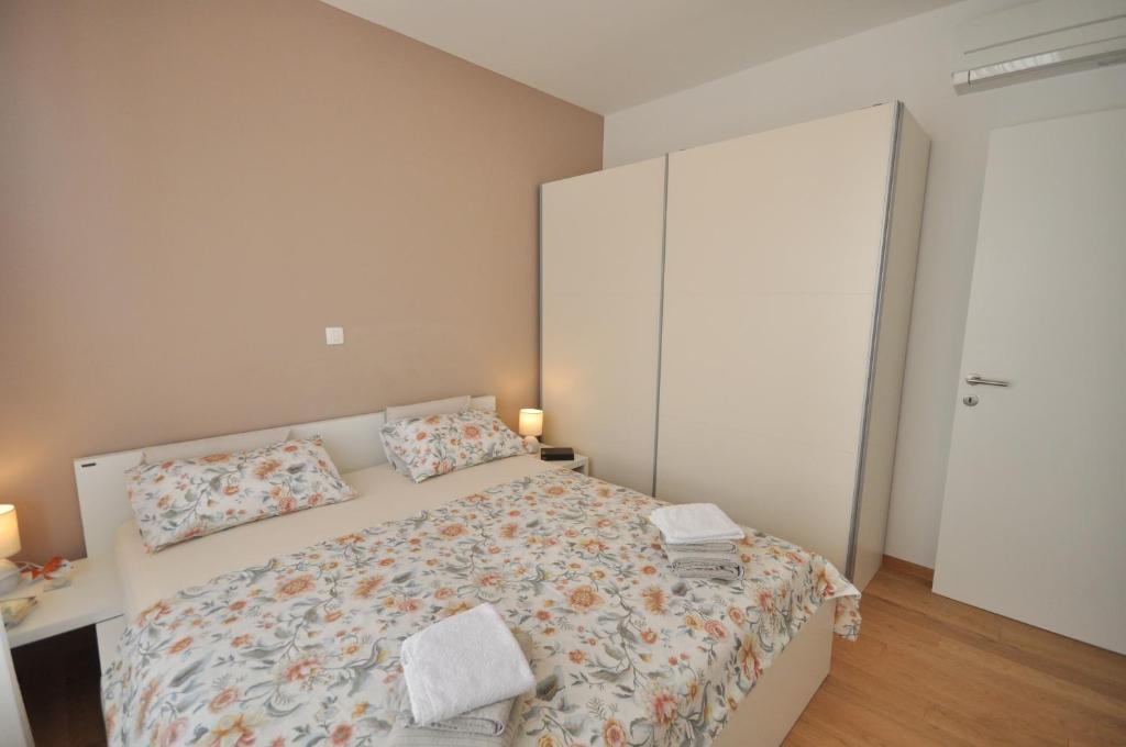 Posteľ alebo postele v izbe v ubytovaní Apartment Carmen, Žnjan, Split