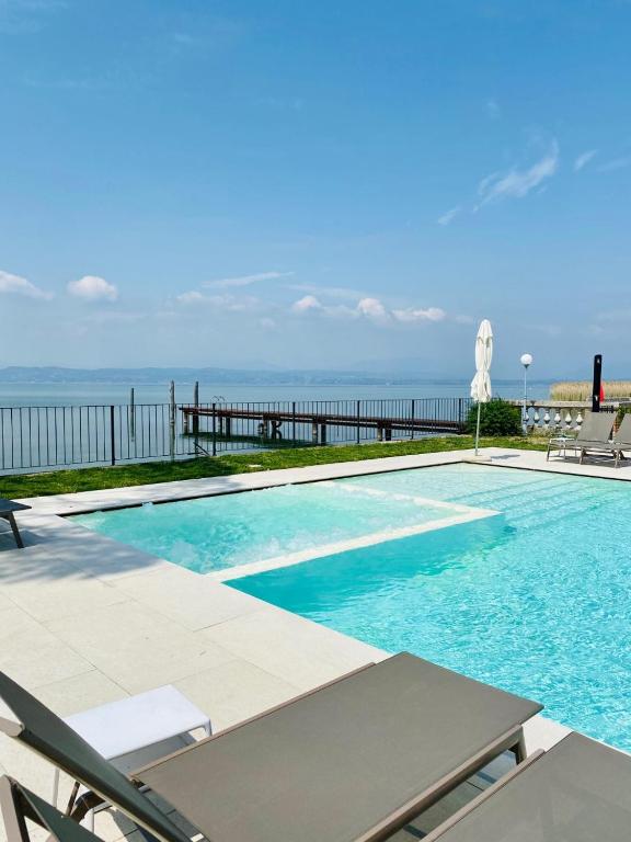 Bazén v ubytování Villa Pioppi Hotel nebo v jeho okolí
