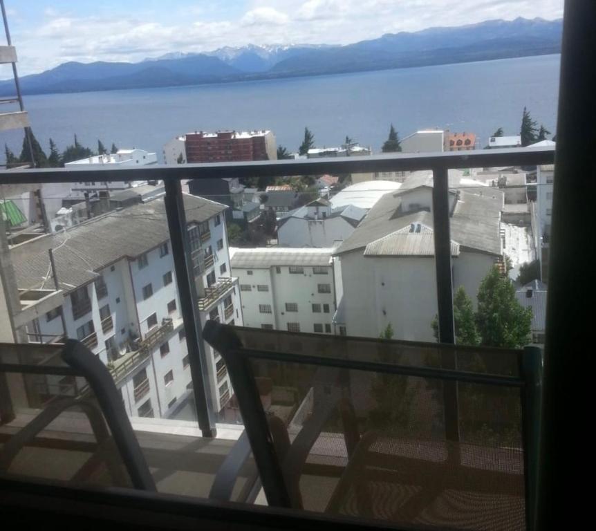 balcone con vista sull'acqua e sugli edifici di Maqui Departamentos a San Carlos de Bariloche