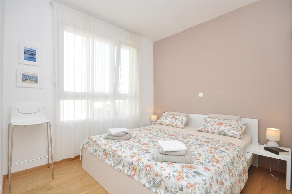 Posteľ alebo postele v izbe v ubytovaní Apartment Carmen, Žnjan, Split
