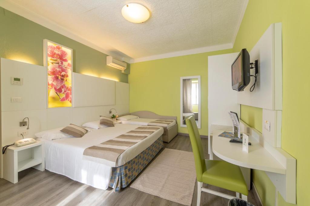 Una cama o camas en una habitación de Albergo Pesce D'oro
