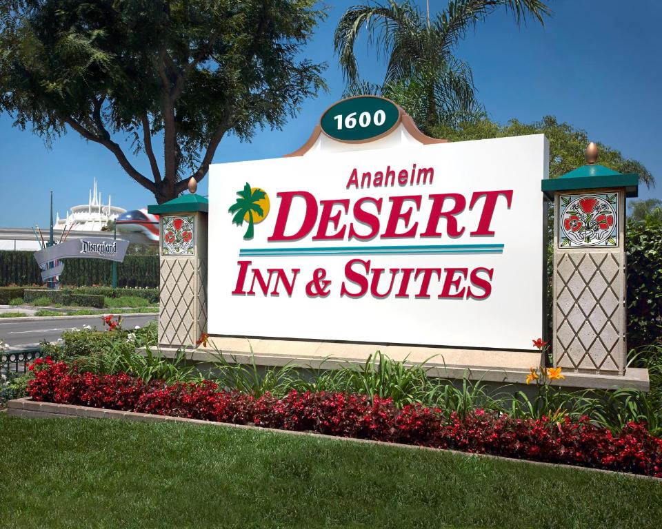 una señal para una posada y suites amazonas del desierto en Anaheim Desert Inn & Suites en Anaheim
