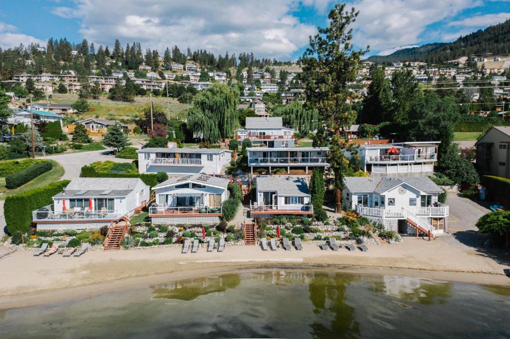 uma vista aérea de uma casa na praia em Davis Cove Resort em Peachland