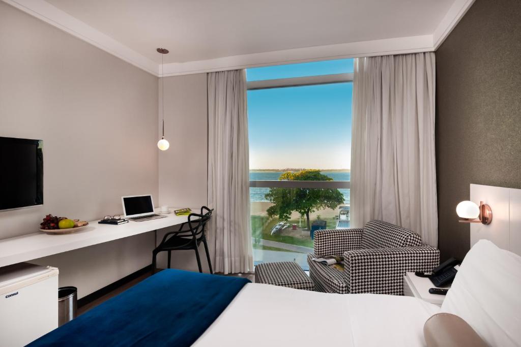 Postel nebo postele na pokoji v ubytování Píer Vitória Hotel