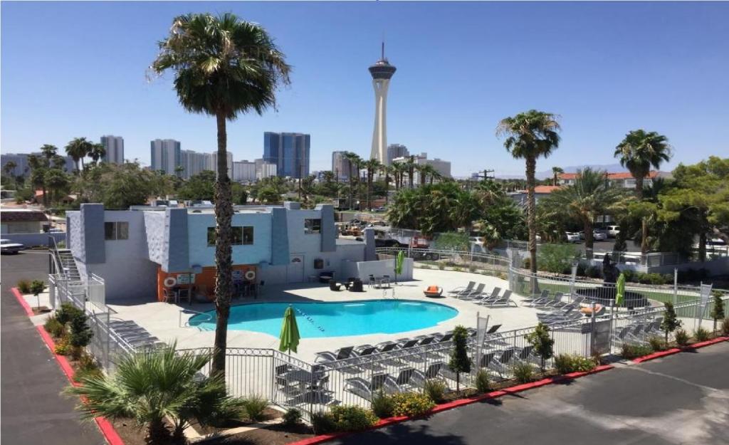 Вид на бассейн в Bposhtels Las Vegas или окрестностях