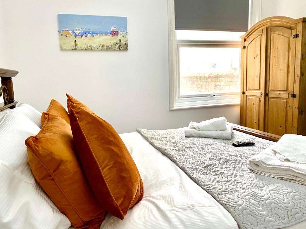 - une chambre avec un lit doté d'oreillers et d'une fenêtre dans l'établissement Warley House 4 Bed -Blackpool North -Family House, à Blackpool