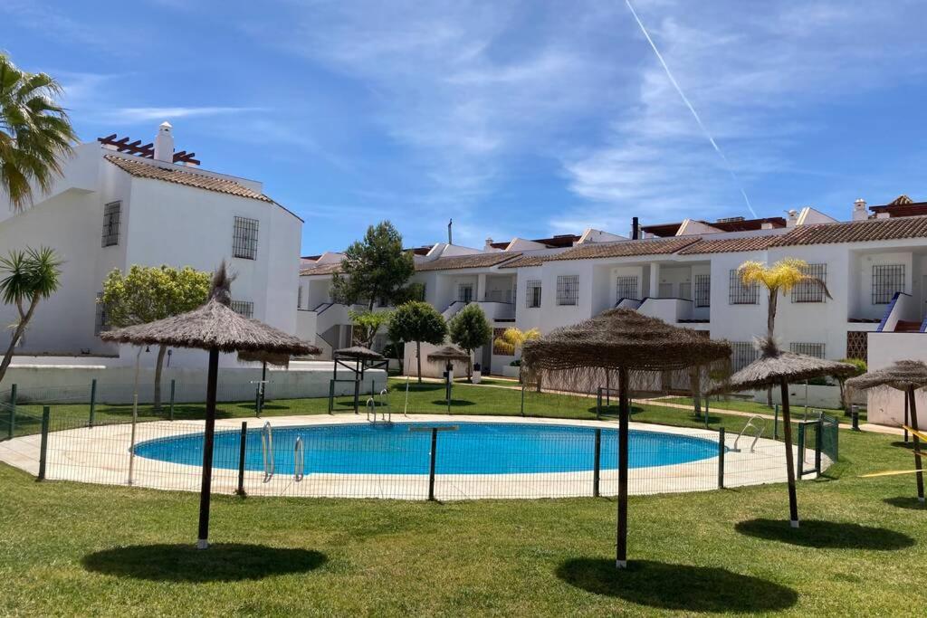 Bazén v ubytovaní La Hacienda Golf Islantilla AIRE ACONDICIONADO Y WIFI -SOLO FAMILIAS Y PAREJAS- alebo v jeho blízkosti