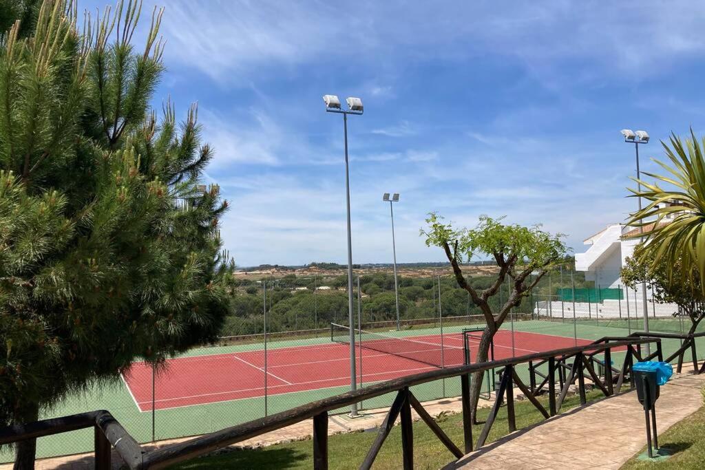 Tenis alebo squash v ubytovaní La Hacienda Golf Islantilla AIRE ACONDICIONADO Y WIFI -SOLO FAMILIAS Y PAREJAS- alebo jeho okolí