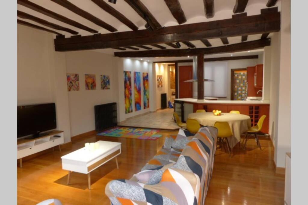 TV a/nebo společenská místnost v ubytování URBAN LOFT LA GALERÍA