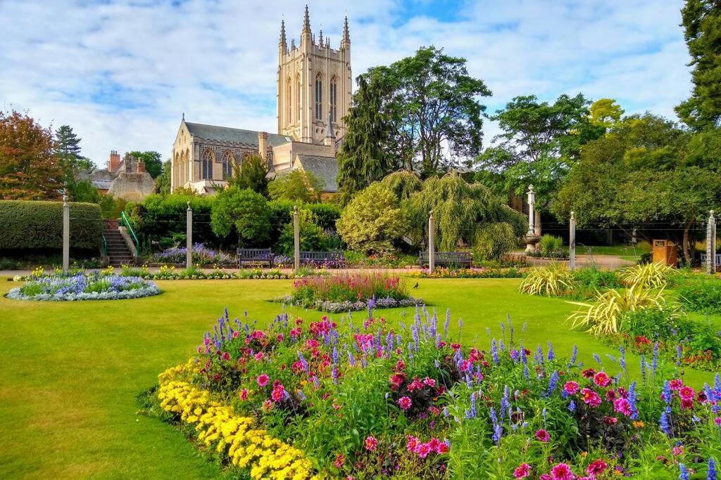 Walking distance to hospital and town with free off-road parking 6