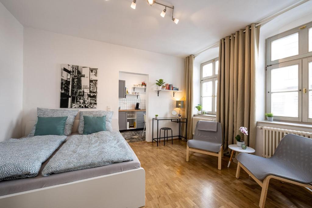1 dormitorio con cama, escritorio y silla en Altstadtwohnung in TOP-Lage nähe Zwinger, en Dresden