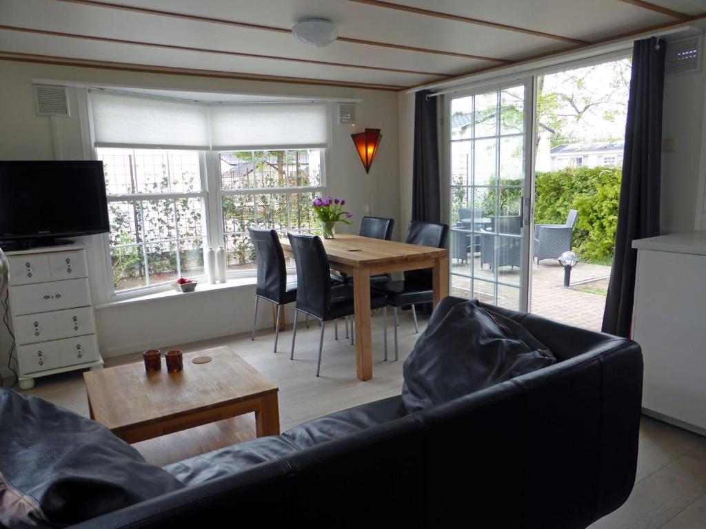 Posezení v ubytování Tiny house Appelvinkje, huisje met bedstee in bosrijke omgeving
