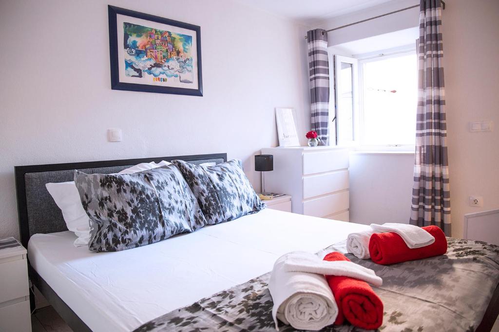 um quarto com uma cama com toalhas em Old Town centar, cozy and quiet modern apartment em Dubrovnik