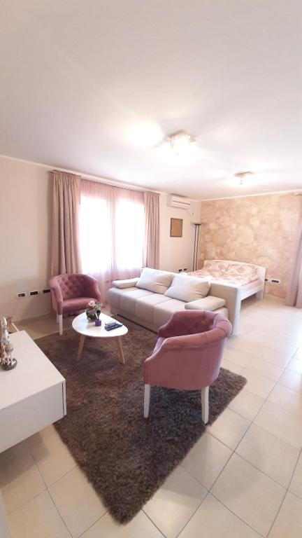 een woonkamer met een bank en een tafel bij apartman Marija 2 in Srbobran