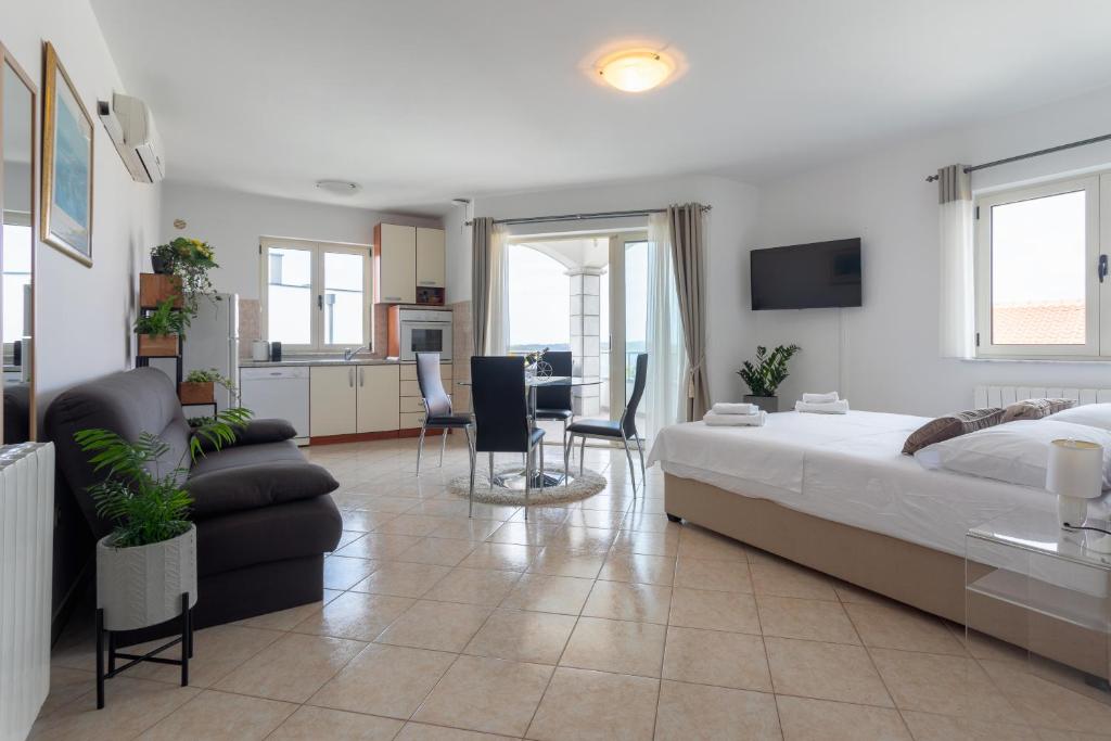 Apartments Jakic 1 - 12