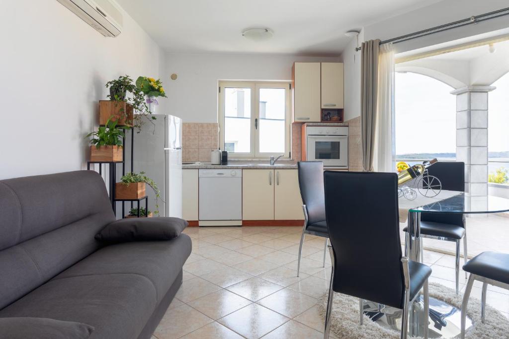 Apartments Jakic 1 - 14