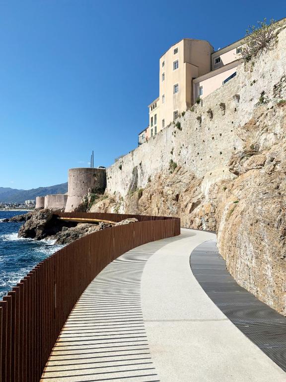 une passerelle sur une falaise à côté de l'eau dans l'établissement CASA A CERTOSA au cœur de la Citadelle, à Bastia