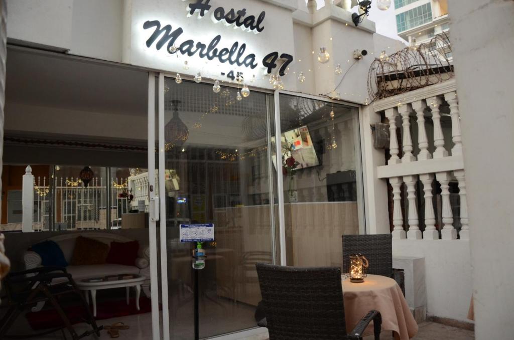 una tienda frente a un centro comercial con mesa y sillas en Hostal Marbella 47, en Cartagena de Indias