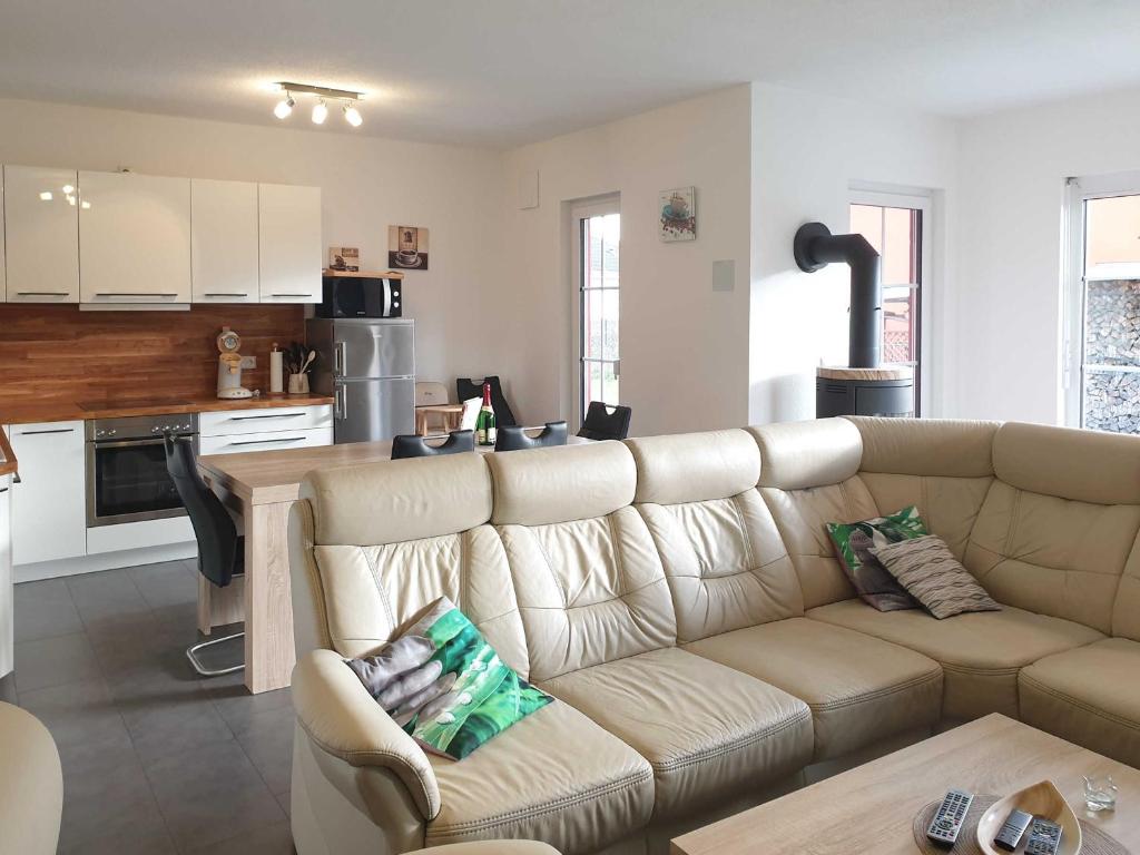 uma sala de estar com um sofá e uma cozinha em Karlshagen Ferienhaus Sandy em Ostseebad Karlshagen