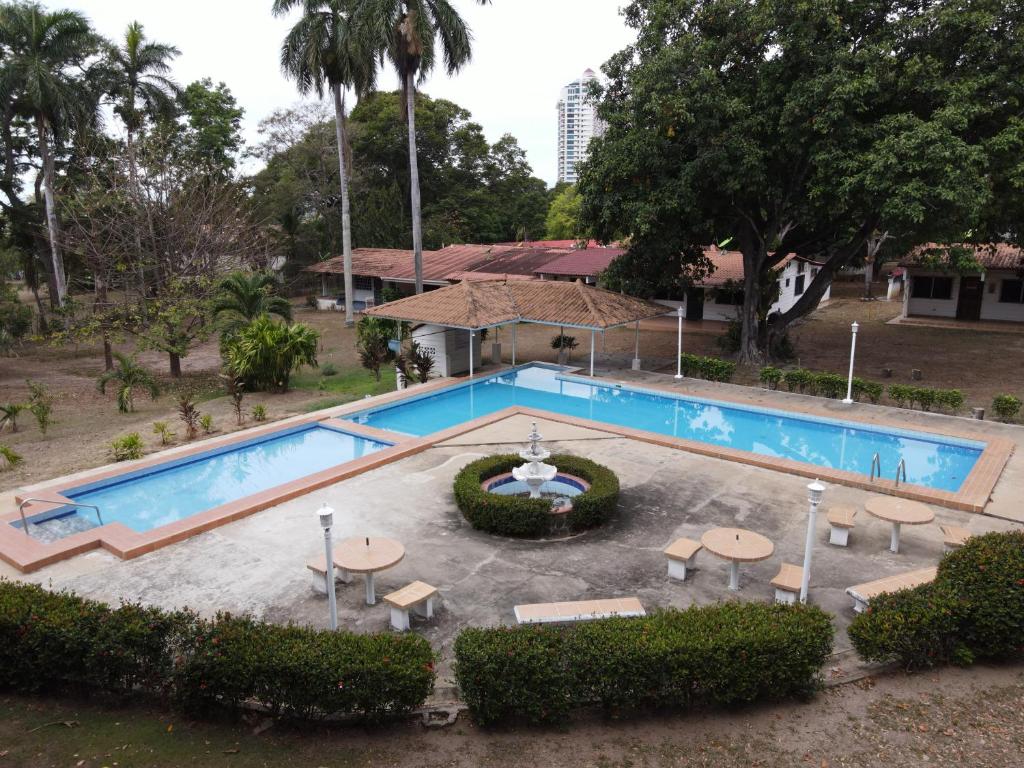 uma vista superior de uma piscina em Gorgona Peaceful House em Nueva Gorgona