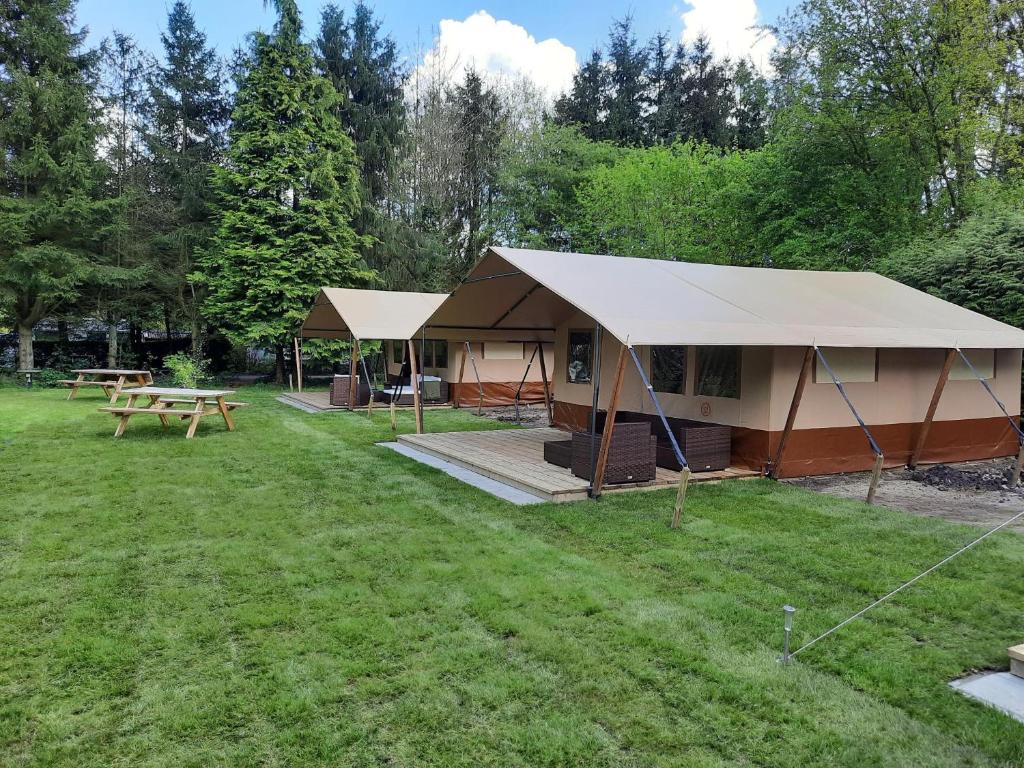 una tienda en un campo con una mesa de picnic en Safaritent Kvikkjokk Vledder, locatie Kraanvogels 3 en Vledder