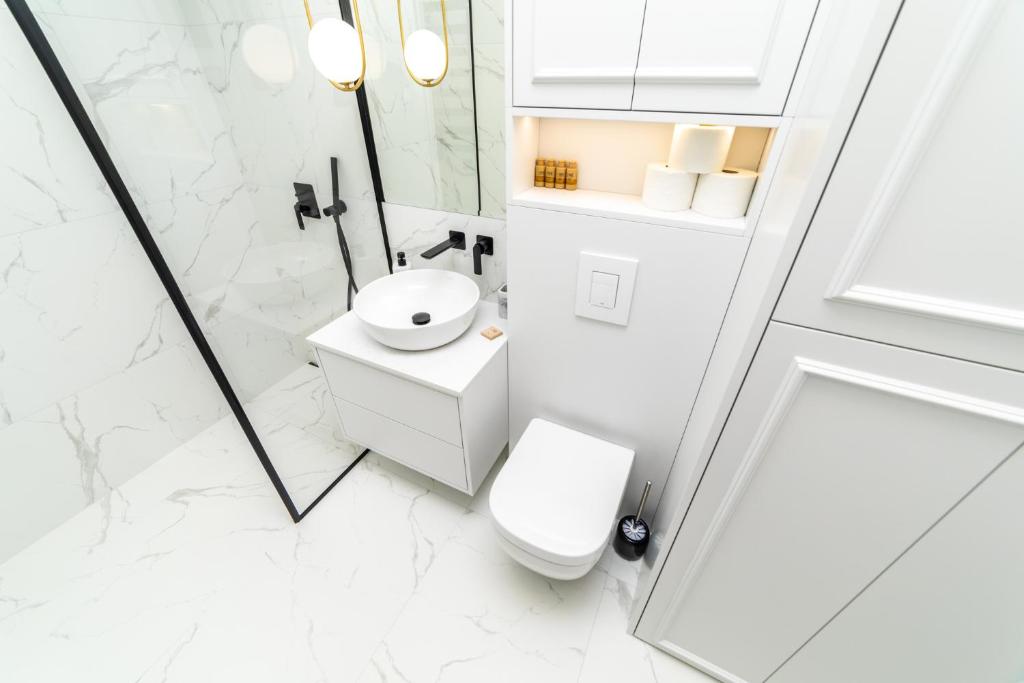 Koupelna v ubytování White Deluxe with terrace by OneApartments