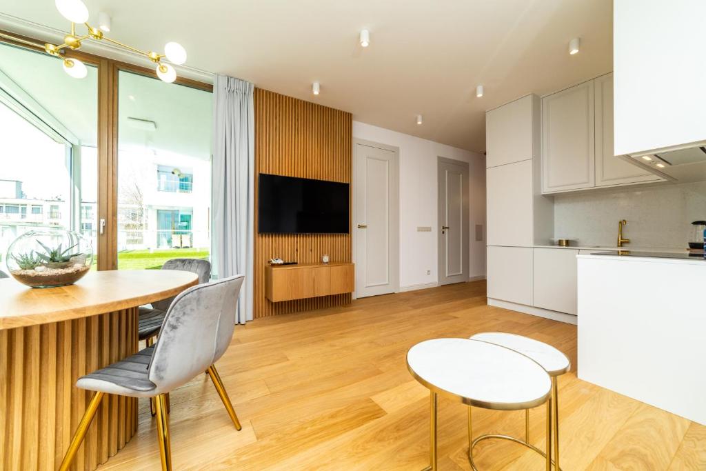 Kuchyň nebo kuchyňský kout v ubytování White Deluxe with terrace by OneApartments