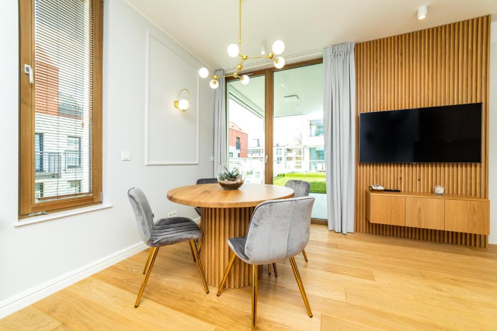TV a/nebo společenská místnost v ubytování White Deluxe with terrace by OneApartments