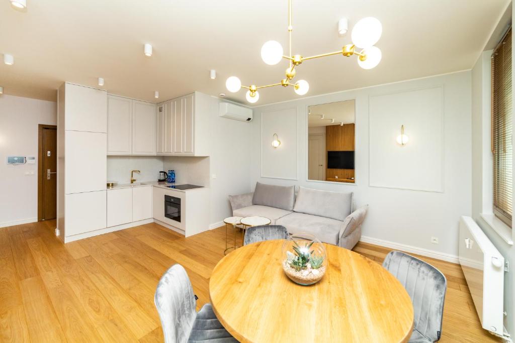 Kuchyň nebo kuchyňský kout v ubytování White Deluxe with terrace by OneApartments