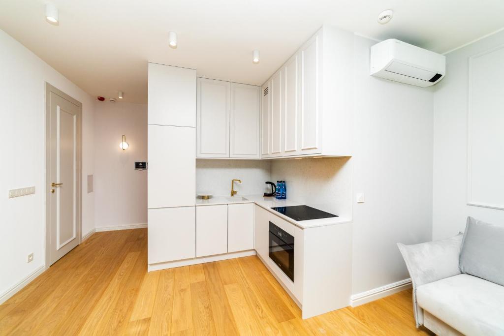Kuchyň nebo kuchyňský kout v ubytování White Deluxe with terrace by OneApartments