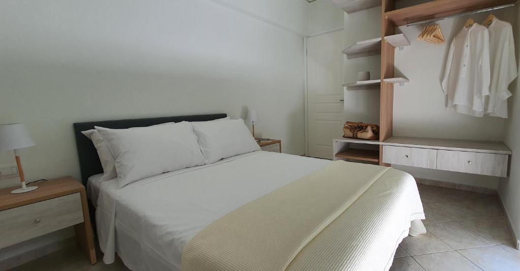 Ліжко або ліжка в номері Rodos Beach Apartment 33