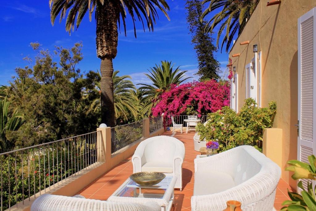 A garden outside Detached Villa with Garden, Heated and Private Pool, Sea View, Parking Free