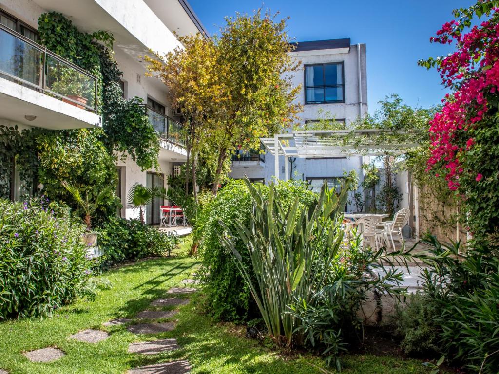un jardín frente a un edificio en Paradise Departamentos en Mendoza