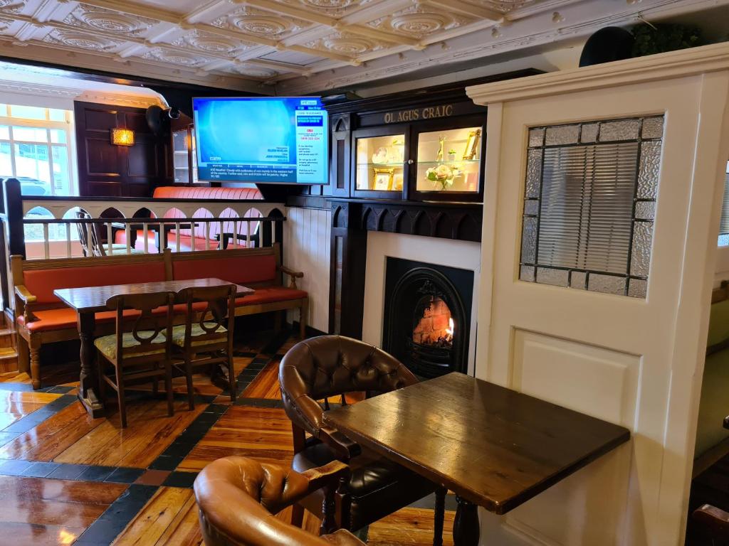 TV a/nebo společenská místnost v ubytování Killarney Court Hotel