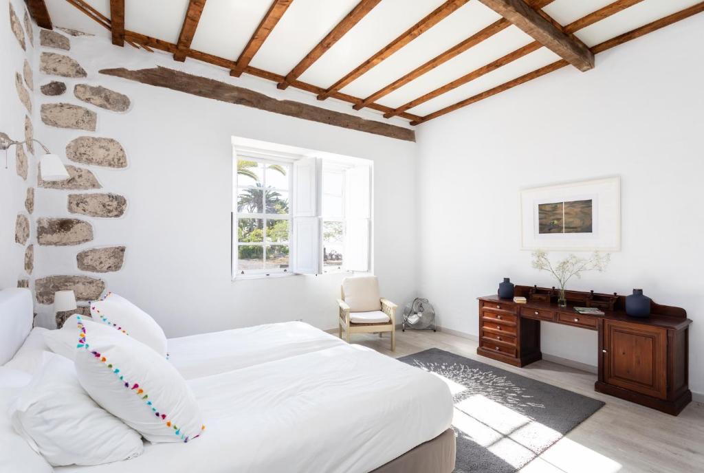 A bed or beds in a room at Detached Villa with Garden, Heated and Private Pool, Sea View, Parking Free