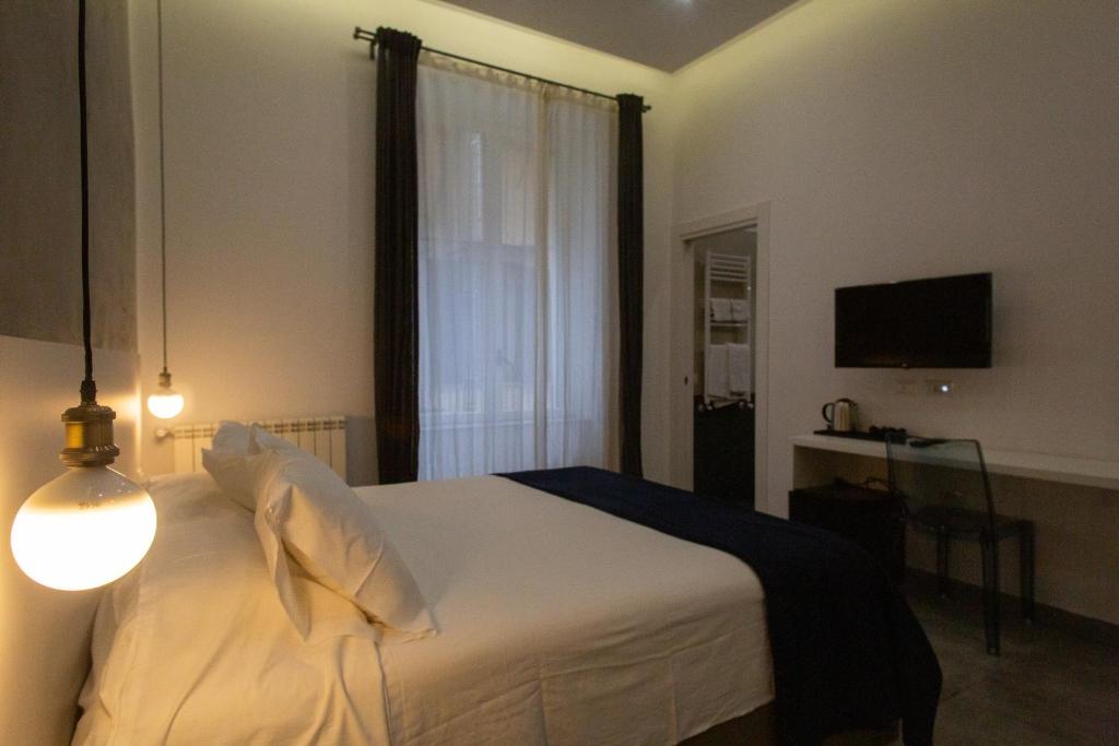 A bed or beds in a room at Casa Nora Napoli