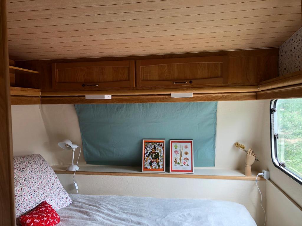 Postel nebo postele na pokoji v ubytování Gîte Aurinko : caravane avec bain nordique