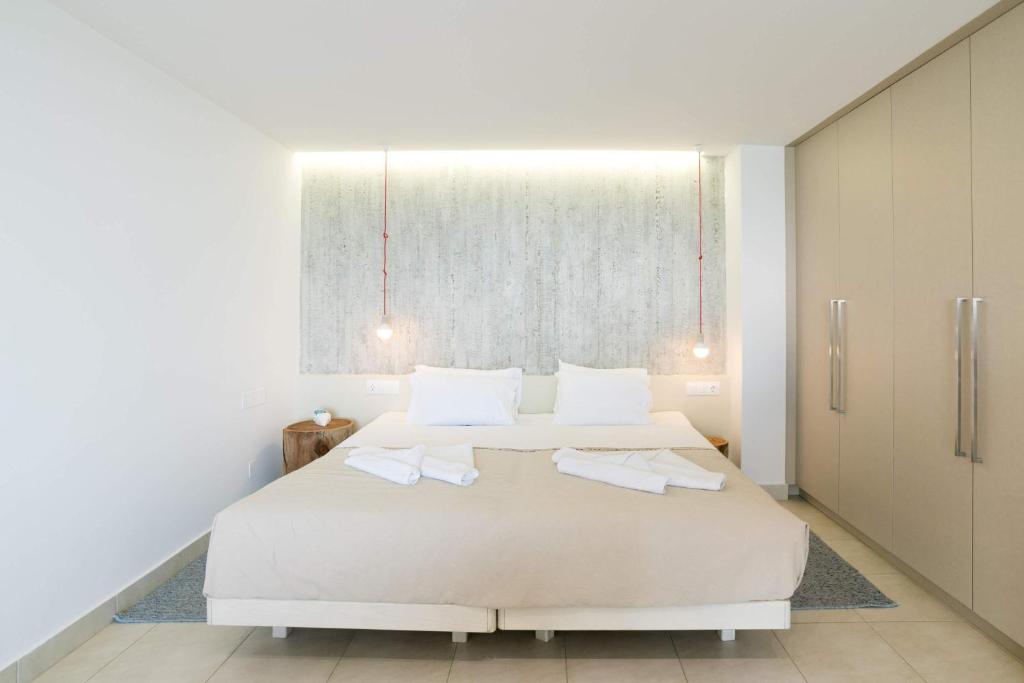 Postel nebo postele na pokoji v ubytování Junior suite by the beach Stalida