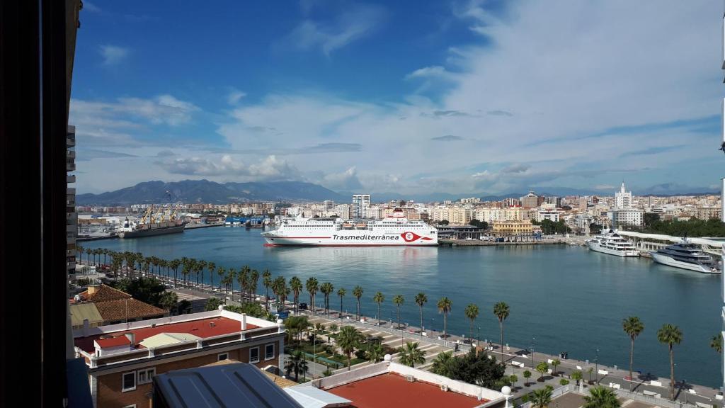 un gran barco en un gran cuerpo de agua en Malagueta & Port en Málaga