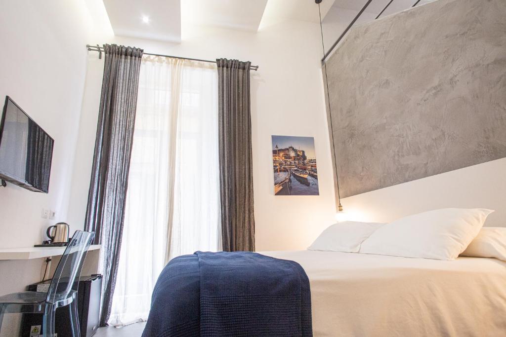 A bed or beds in a room at Casa Nora Napoli