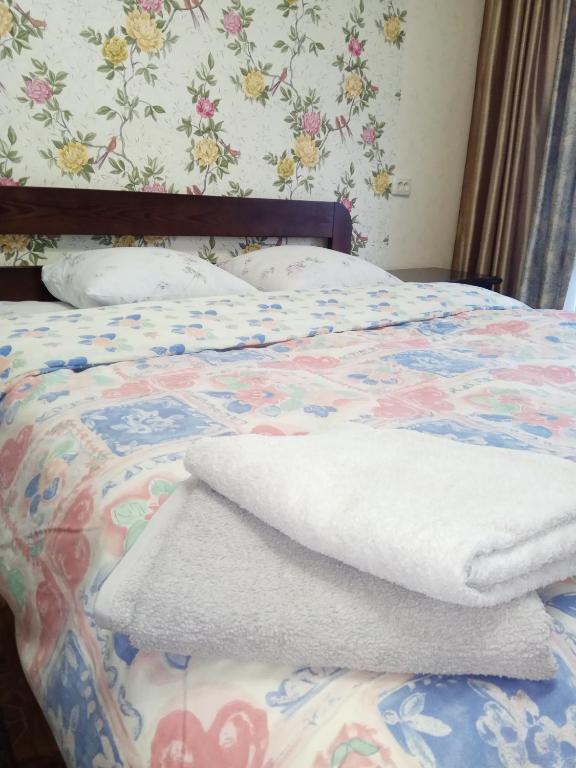 a bed with white towels on top of it at Apartment Chernihivska 13 in Shostka