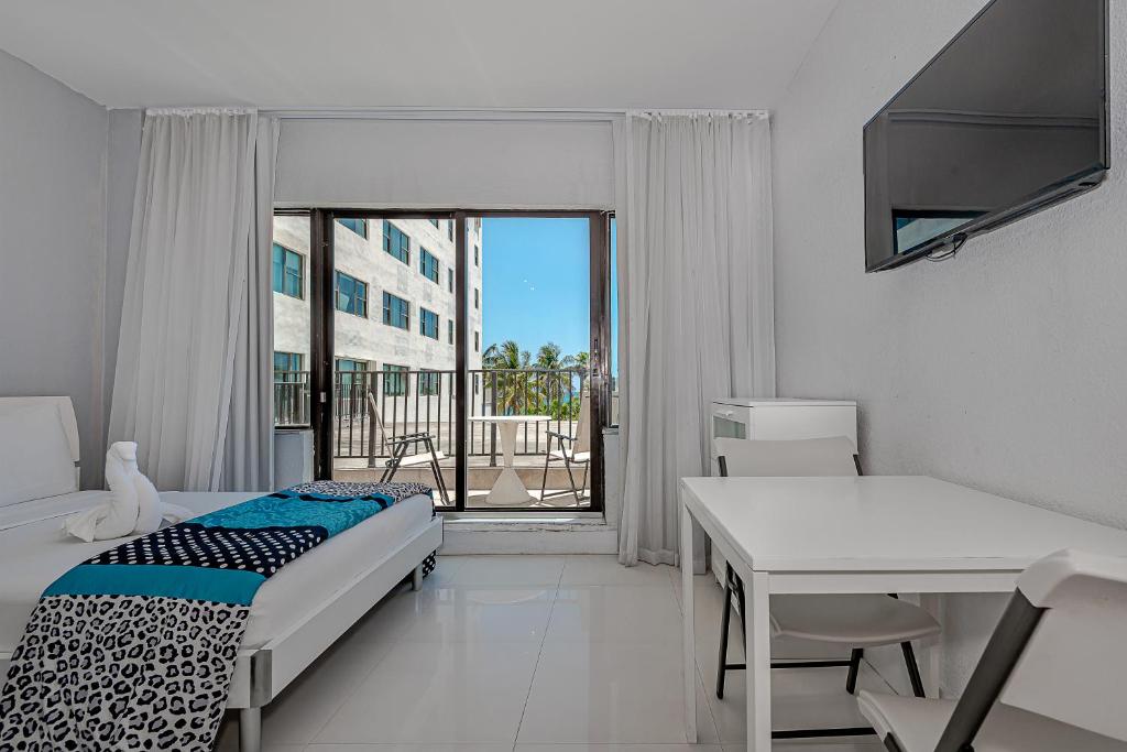 Beach Front Studio Miami Beach - Studio With Balcony