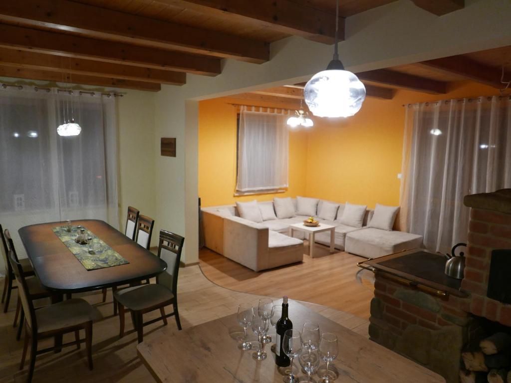 ein Wohnzimmer mit einem Sofa und einem Tisch in der Unterkunft 22 Kąty in Radziemice